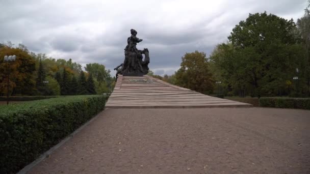 Monumento Vítimas Nazismo Parque Memorial Babi Yar Kiev Gimbal Tiro — Vídeo de Stock