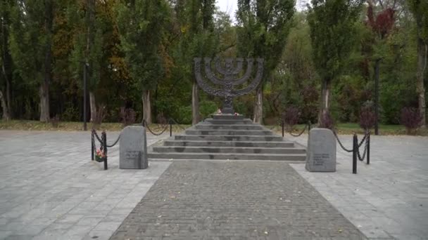 Monumento Menorah Los Judíos Ejecutados Babi Yar Kiev Ucrania Gimbal — Vídeo de stock