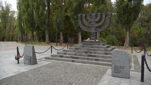 Monument Menorah Voor Geëxecuteerde Joden Babi Yar Kiev Oekraïne Gimbal — Stockvideo