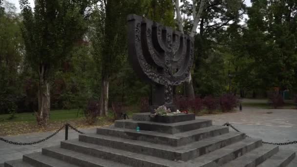 Monument Menorah Voor Geëxecuteerde Joden Babi Yar Kiev Oekraïne Gimbal — Stockvideo