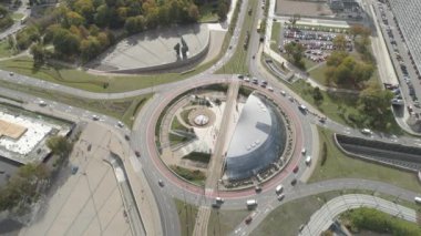 Katowice, Polonya 'daki kavşağın hava manzarası. Kamera aşağı doğru hareket ediyor.