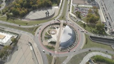 Katowice, Polonya 'da dönen kavşağın uçuş süresi doldu. Kamera aşağı doğru hareket ediyor.