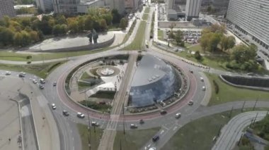 Katowice, Polonya 'da dönen kavşağın uçuş süresi doldu. Kamera yukarı doğru hareket ediyor.