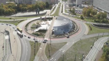 Katowice, Polonya 'daki kavşağın hava manzarası. Kamera yukarı doğru hareket ediyor.