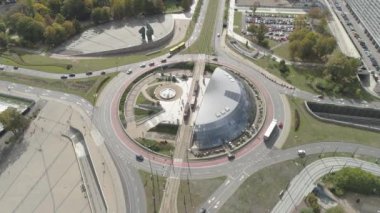 Katowice, Polonya 'daki kavşağın hava manzarası. Kamera aşağı doğru hareket ediyor.