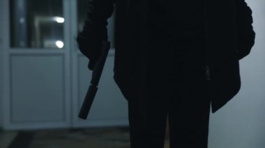 Elinde silah olan bir katil..