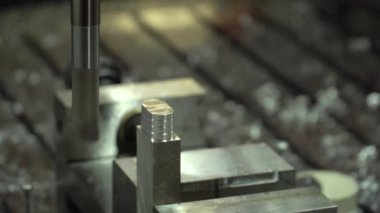 CNC değirmen makinesi alüminyumdan ayrıntı üretiyor