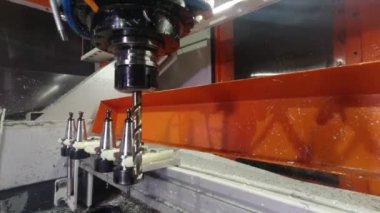 CNC değirmen makinesi alüminyumdan ayrıntı üretiyor