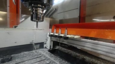 CNC değirmen makinesi alüminyumdan ayrıntı üretiyor