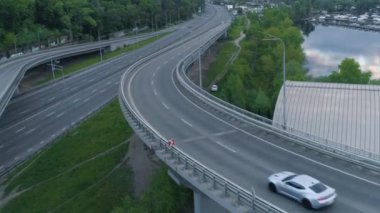 Şehir yollarındaki trafik kavşağının hava görüntüsü. Kyiv, Ukrayna.