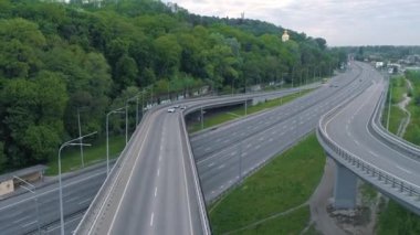 Şehir yollarındaki trafik kavşağının hava görüntüsü. Kyiv, Ukrayna.