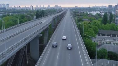 Şehir yollarındaki trafik kavşağının hava görüntüsü. Kyiv, Ukrayna.