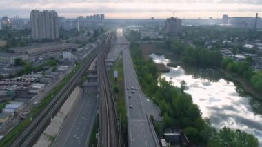 Şehir yollarındaki trafik kavşağının hava görüntüsü. Kyiv, Ukrayna.