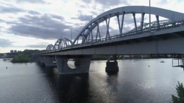 Hava videosu. Ukrayna, Kyiv 'deki modern otomobil ve eski demiryolu köprüleri.