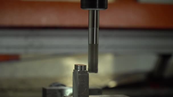 Mesin Penggilingan Cnc Menghasilkan Detail Dari Aluminium — Stok Video