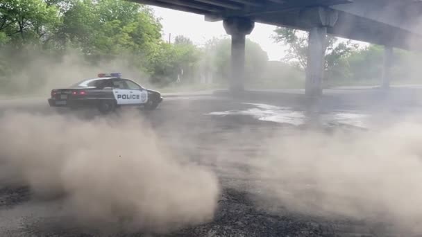 Superlångsam Rörelse Amerikansk Polisbil Som Kör 240 Bps — Stockvideo