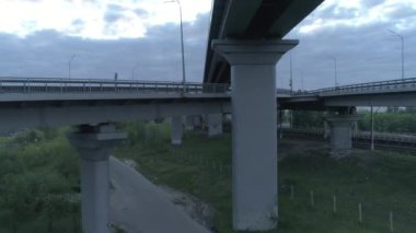 Hava videosu. Kiev, Kyiv, Ukrayna 'daki modern otomobil ve eski demiryolu köprüleri.