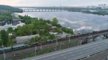 Köprü, şehir manzarası, Kyiv, Ukrayna 'dan geçen yük treninin hava görüntüleri.