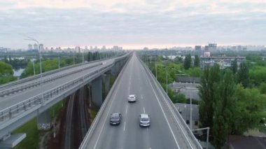 Şehir yollarındaki trafik kavşağının hava görüntüsü. Kyiv, Ukrayna.