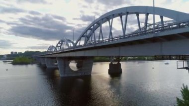 Hava videosu. Ukrayna, Kyiv 'deki modern otomobil ve eski demiryolu köprüleri.