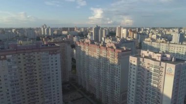 Birçok apartman bloğu olan yeni yerleşim bölgesinin havadan görüntüsü. Kyiv, Ukrayna