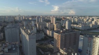 Birçok apartman bloğu olan yeni yerleşim bölgesinin havadan görüntüsü. Kyiv, Ukrayna