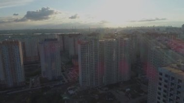 Birçok apartman bloğu olan yeni yerleşim bölgesinin havadan görüntüsü. Kyiv, Ukrayna