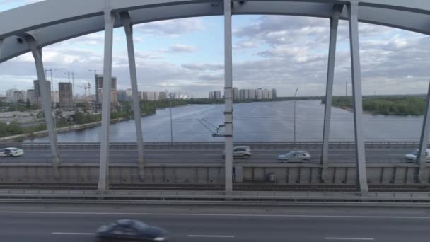 Flygvideo Moderna Bil Och Gamla Järnvägsbroar Kiev Ukraina — Stockvideo