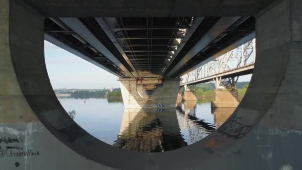 Záběry Pod Mostem Povrchu Vody Přes Betonové Mostní Konstrukce — Stock video