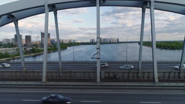 Воздушное Видео Современные Автомобильные Старые Железнодорожные Мосты Киева — стоковое видео