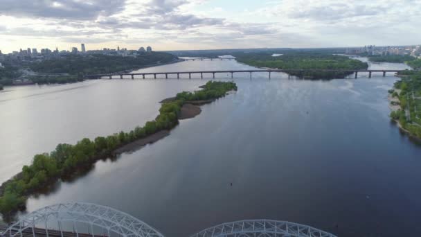 Vídeo Aéreo Vehículos Modernos Viejos Puentes Ferroviarios Kiev Kiev Ucrania — Vídeos de Stock