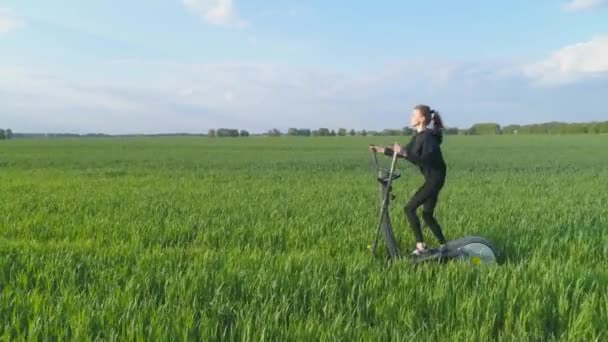 空中展望 緑のフィットネス 若い女性が緑の畑で足踏みをしている — ストック動画