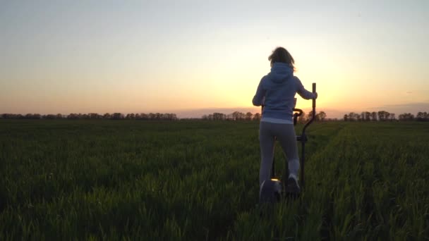 Повітряний Постріл Натуральна Фізична Підготовка Молода Жінка Працює Кроці Зеленому — стокове відео