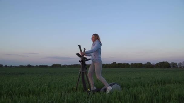 Αεροπλάνο Φυσική Κατάσταση Μια Νεαρή Γυναίκα Δουλεύει Στον Στέπερ Ένα — Αρχείο Βίντεο