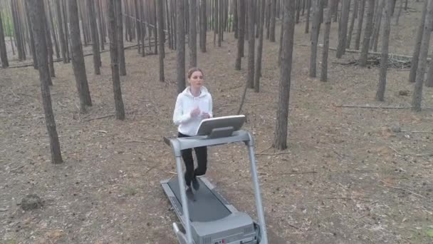 Flygfoto Ung Kvinna Idrottsman Körs Ett Löpband Skogen — Stockvideo