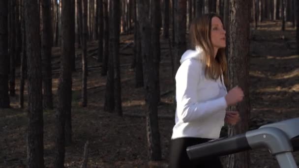 Une Jeune Athlète Court Sur Tapis Roulant Dans Forêt Dolly — Video