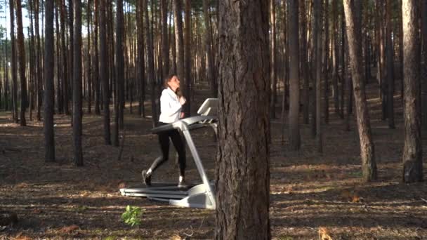 Una Giovane Atleta Corre Tapis Roulant Nella Foresta Dolly Sparato — Video Stock