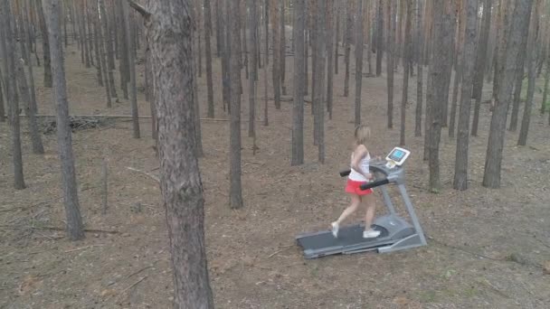 Wanita Muda Berjalan Atas Treadmill Hutan — Stok Video