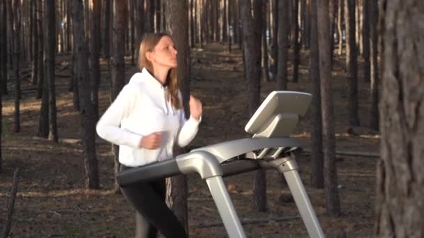 Una Giovane Atleta Corre Tapis Roulant Nella Foresta Dolly Sparato — Video Stock