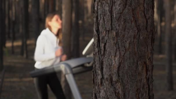 Genç Bayan Sporcu Ormanda Koşu Bandında Koşuyor Dolly Vurdu — Stok video