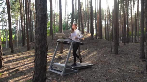 Una Giovane Atleta Corre Tapis Roulant Nella Foresta Dolly Sparato — Video Stock