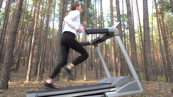 Junge Sportlerin Läuft Auf Laufband Wald — Stockvideo