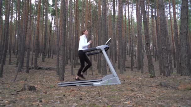 Junge Sportlerin Läuft Wald Auf Einem Laufband Dolly Erschossen — Stockvideo
