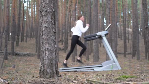 Une Jeune Athlète Court Sur Tapis Roulant Dans Forêt Dolly — Video