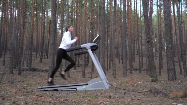 Una Giovane Atleta Corre Tapis Roulant Nella Foresta Dolly Sparato — Video Stock