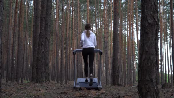 Giovane Atleta Corre Tapis Roulant Nella Foresta — Video Stock