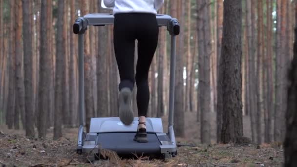 Une Jeune Athlète Court Sur Tapis Roulant Dans Forêt Dolly — Video