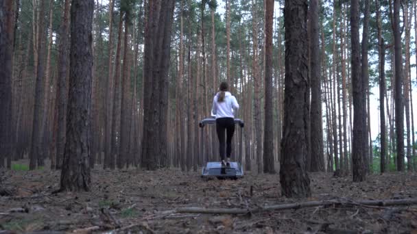 Junge Sportlerin Läuft Wald Auf Einem Laufband Dolly Erschossen — Stockvideo