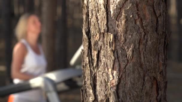 年轻女子在森林里的跑步机上奔跑 — 图库视频影像