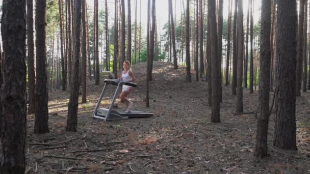Молода Жінка Біжить Біговій Доріжці Лісі — стокове відео